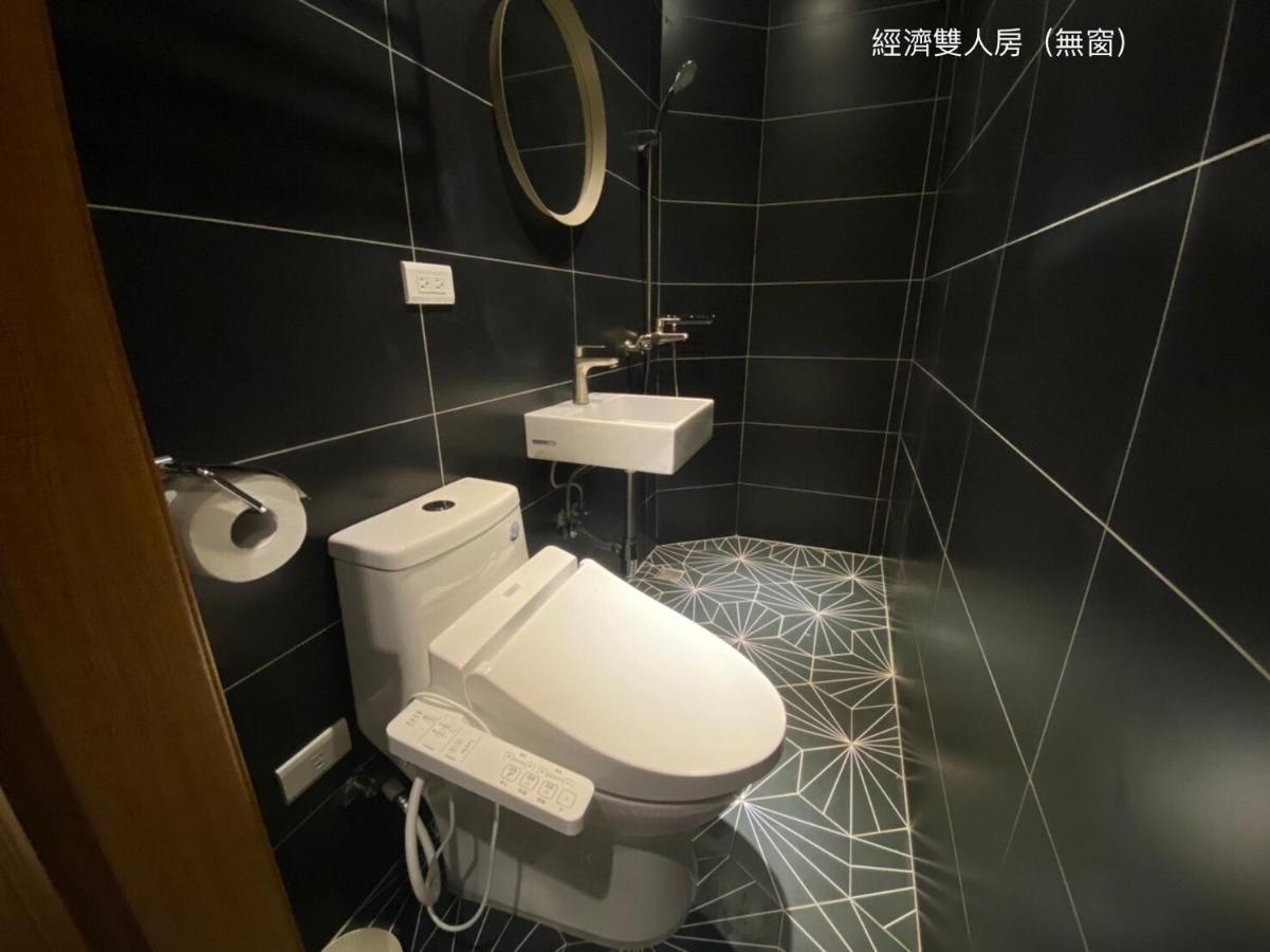 良文旅2館ryou Hotel Vintage - II Tainan Exteriör bild