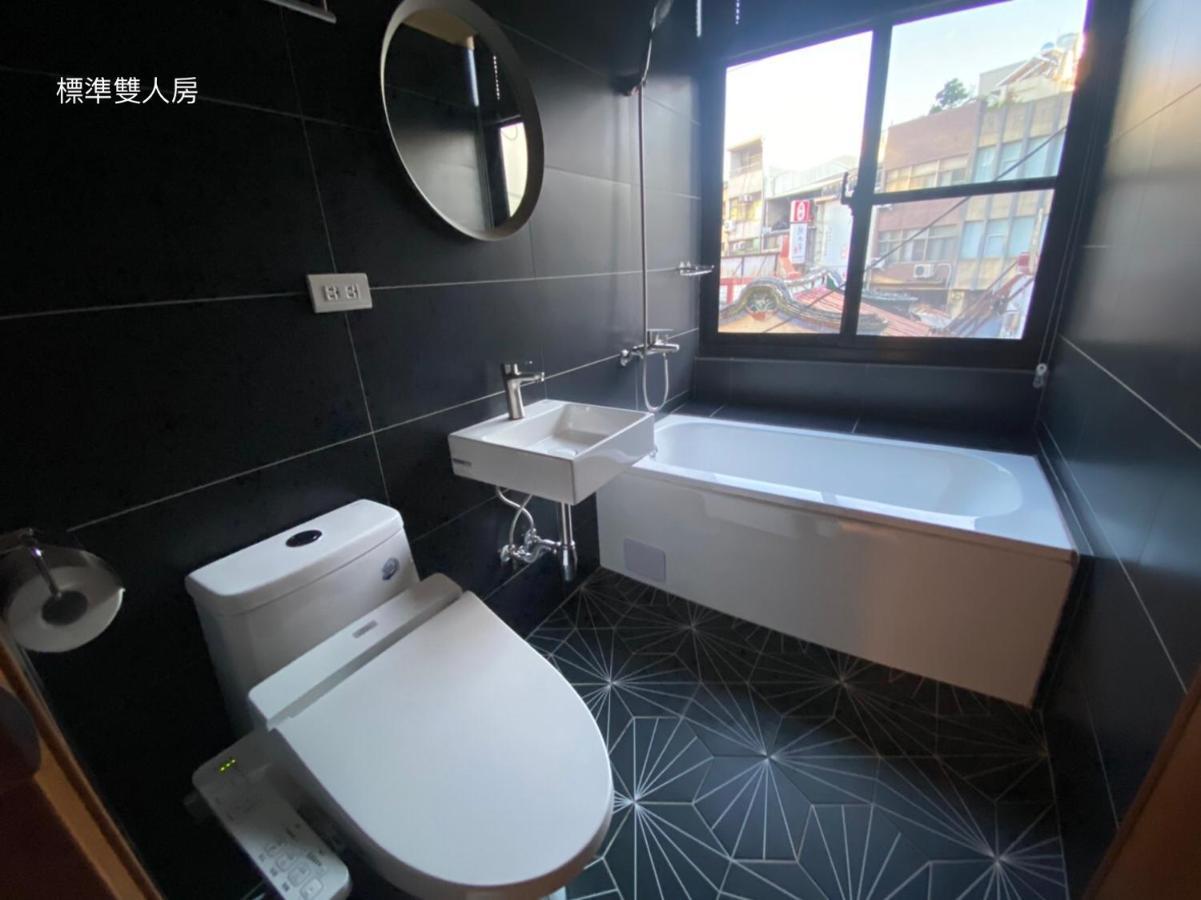 良文旅2館ryou Hotel Vintage - II Tainan Exteriör bild