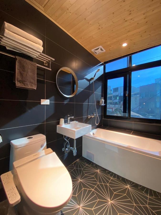 良文旅2館ryou Hotel Vintage - II Tainan Exteriör bild