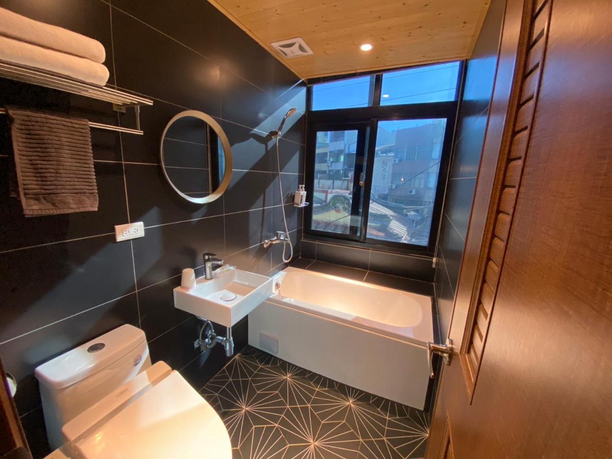 良文旅2館ryou Hotel Vintage - II Tainan Exteriör bild