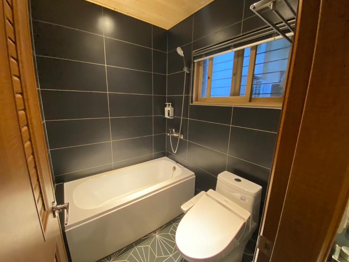 良文旅2館ryou Hotel Vintage - II Tainan Exteriör bild